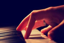 排名榜首队伍风头正劲，篮球比赛成为焦点